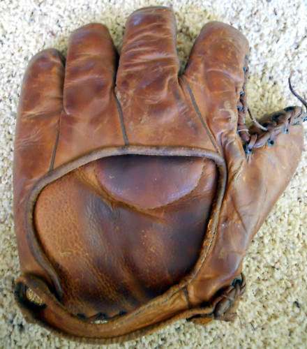 Laced Perimeter Glove Back